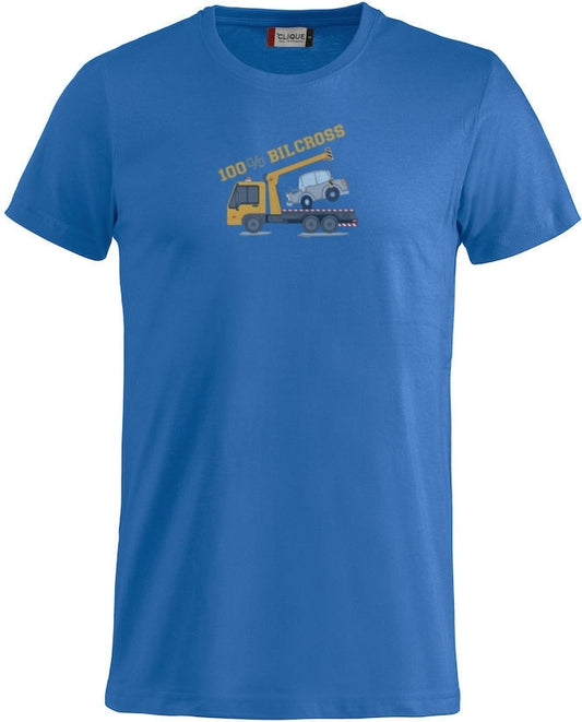 En blå t-skjorte med bilde av en redningsbil trykket på fremsiden