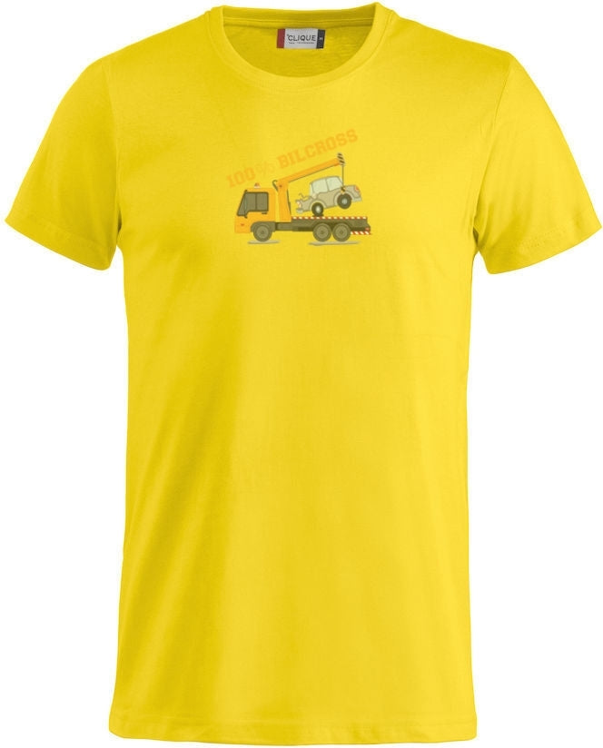 En blå t-skjorte med bilde av en redningsbil trykket på fremsiden