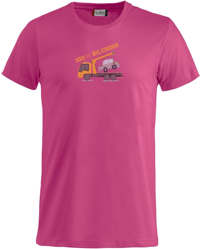 En blå t-skjorte med bilde av en redningsbil trykket på fremsiden