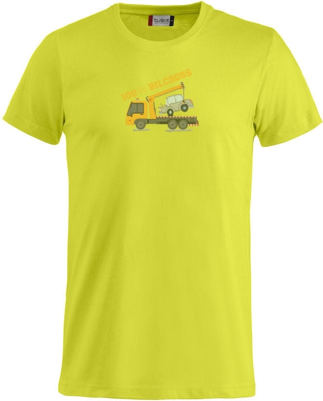 En blå t-skjorte med bilde av en redningsbil trykket på fremsiden