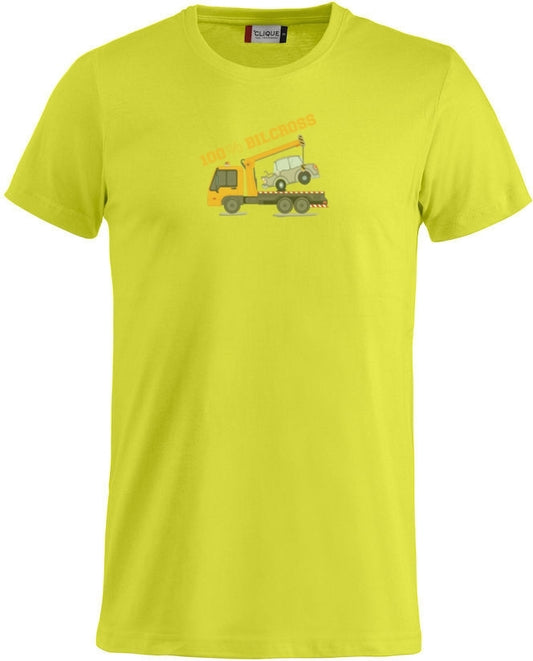 En blå t-skjorte med bilde av en redningsbil trykket på fremsiden