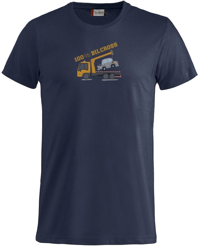 En blå t-skjorte med bilde av en redningsbil trykket på fremsiden